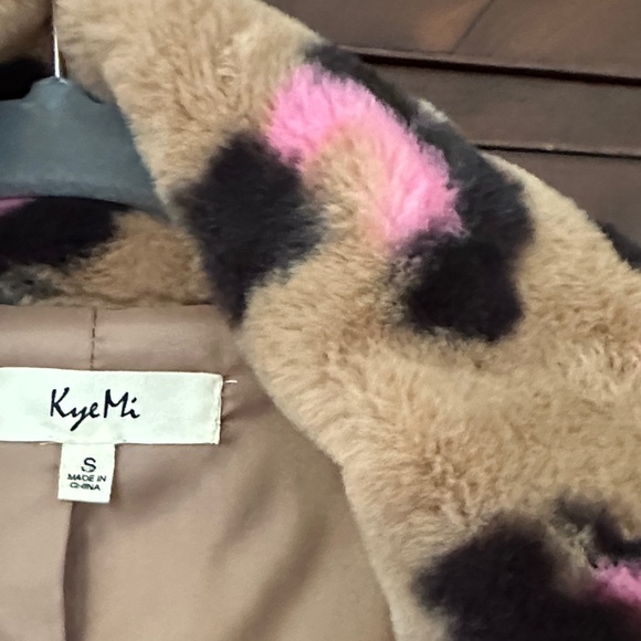 Cozy Leopard Print Teddy Jacket - Picture 2 of 5